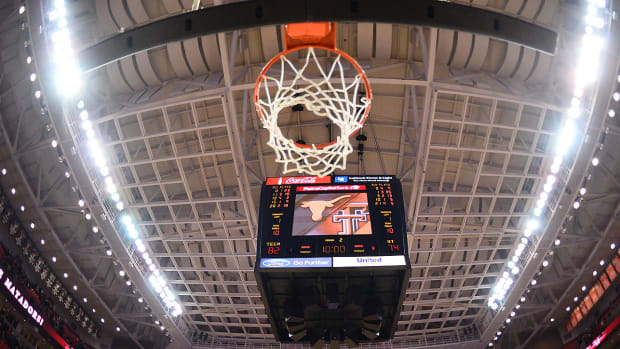 college-basketball-quarters-halves.jpg